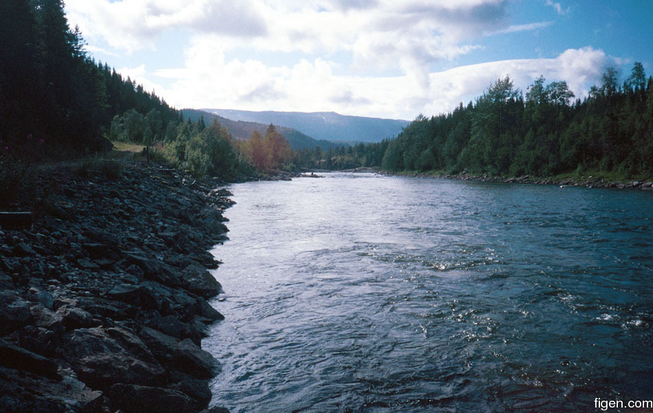 big_030804-Nordland-brekk-over-fossen.jpg