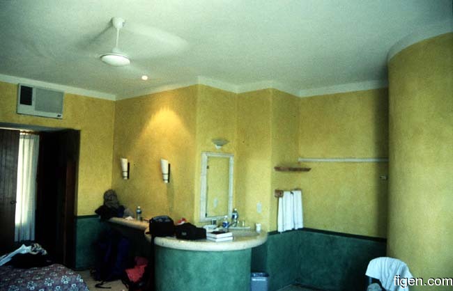 big_990330-mexico-pdc-uskarpt_hotellrom.jpg